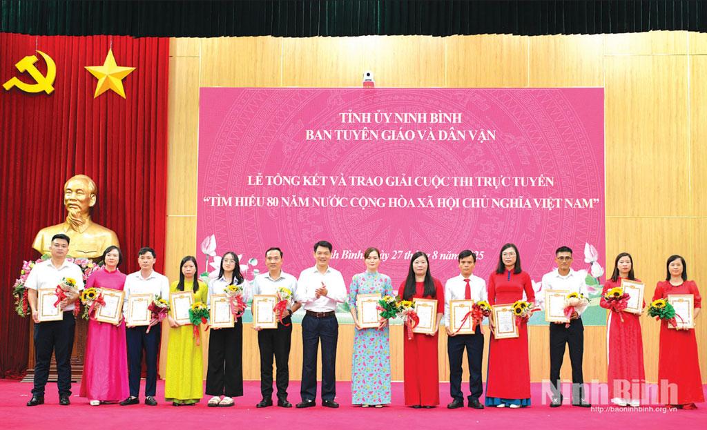 Đồng chí Nguyễn Đức Toàn, Ủy viên Ban Thường vụ Tỉnh ủy, Trưởng Ban Tuyên giáo và Dân vận Tỉnh ủy trao Giấy chứng nhận cho các cá nhân đoạt giải Nhất, Nhì và Ba tại Cuộc thi trực tuyến “Tìm hiểu 80 năm nước Cộng hòa xã hội chủ nghĩa Việt Nam”. Ảnh: Trường Giang