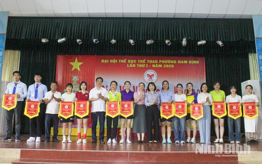 Ban Tổ chức tặng cờ lưu niệm cho các đoàn VĐV tham dự giải.