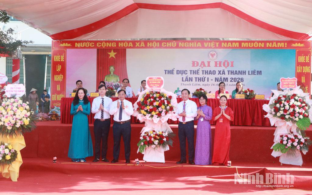 Các đồng chí lãnh đạo Đảng ủy, HĐND, UBND xã Thanh Liêm tặng hoa chức mừng Đại hội. Ảnh: Phùng Thống
