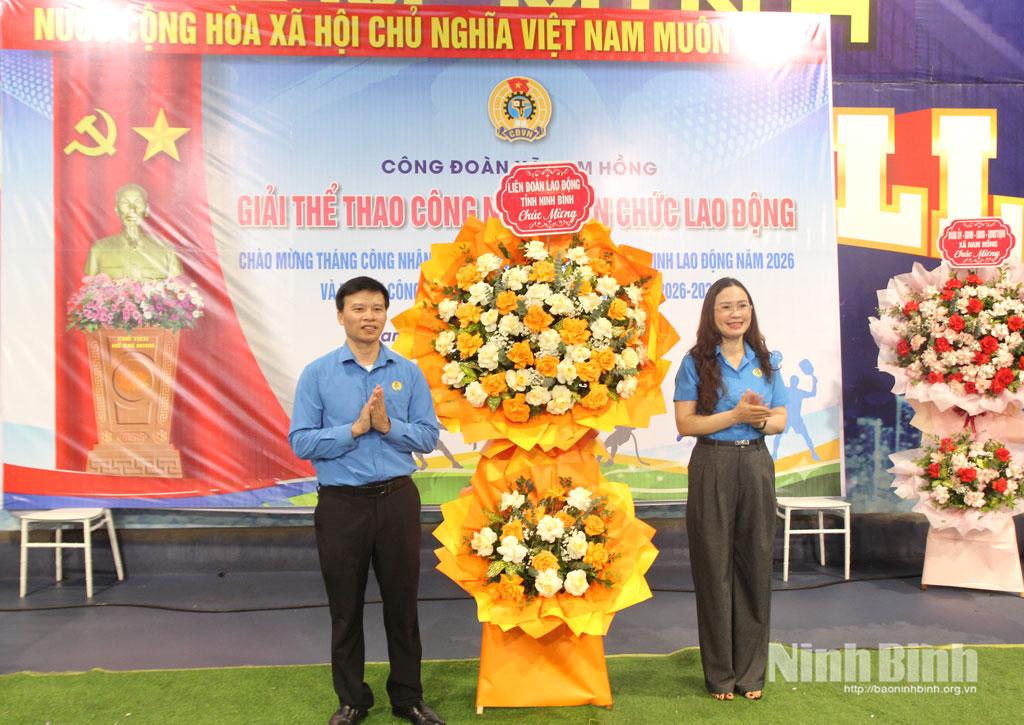 Lãnh đạo Liên đoàn Lao động tỉnh tặng lẵng hoa chúc mừng Ban tổ chức Giải thể thao công nhân, viên chức, lao động xã Nam Hồng.