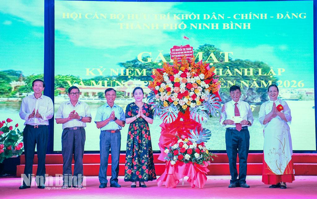 Đồng chí Nguyễn Thị Thanh, Ủy viên Trung ương Đảng, Phó Chủ tịch Quốc hội tặng hoa chúc mừng lễ kỷ niệm.