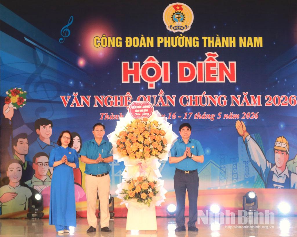 Đồng chí Nguyễn Hải Long, Tỉnh ủy viên, Phó Chủ tịch Ủy ban MTTQ Việt Nam tỉnh, Chủ tịch LĐLĐ tỉnh tặng hoa chúc mừng hội diễn.