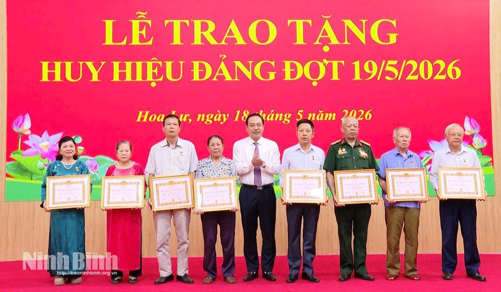 Đồng chí Đặng Thanh Sơn, Ủy viên Ban Thường vụ Tỉnh ủy, Phó Chủ tịch UBND tỉnh trao tặng Huy hiệu 45 năm tuổi Đảng cho các đảng viên thuộc Đảng bộ phường Hoa Lư. Ảnh: Hồng Nhung