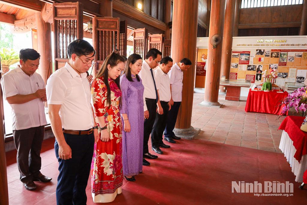 Đồng chí Đinh Thị Lụa, Phó Bí thư Tỉnh ủy, Chủ tịch Ủy ban MTTQ Việt Nam tỉnh và các đồng chí trong đoàn thành kính tưởng nhớ Bác tại Khu lưu niệm Cát Tường.
