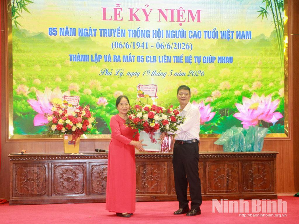 Lãnh đạo Hội Người cao tuổi tỉnh tặng hoa chúc mừng lễ kỷ niệm.