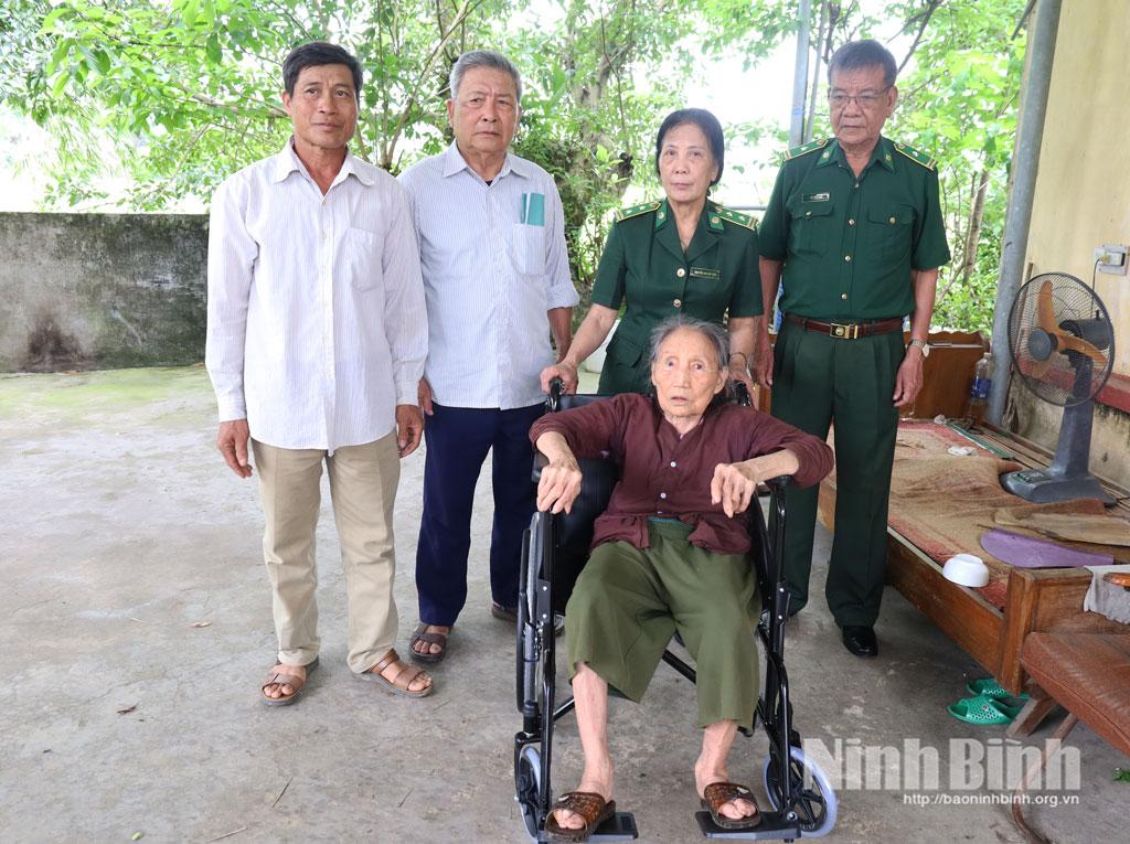 Lãnh đạo Hội Cựu Thanh niên xung phong tỉnh trao tặng xe lăn cho bà Nhiếp Thị Nga ở thôn 3 Tâng (xã Thanh Liêm).
