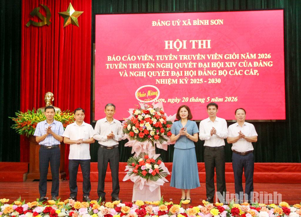Đại diện lãnh đạo Ban Tuyên giáo và Dân vận Tỉnh uỷ tặng hoa chúc mừng hội thi.