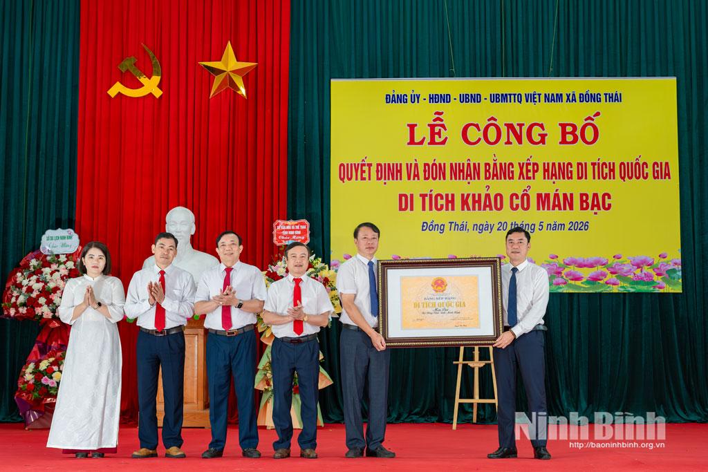 Lãnh đạo Sở Văn hoá và Thể thao trao Bằng xếp hạng di tích quốc gia Di tích khảo cổ Mán Bạc cho đại diện lãnh đạo xã Đồng Thái.