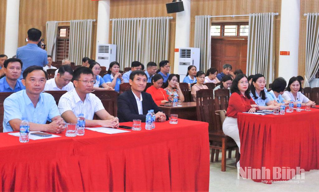 Các đại biểu dự diễn đàn.