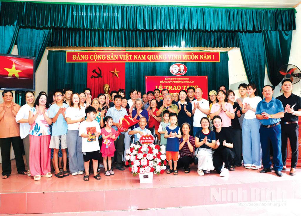 Cụ Hoàng Văn Tược cùng các con, cháu chụp ảnh kỷ niệm nhân dịp đón nhận Huy hiệu 80 năm tuổi Đảng. Ảnh: Đức Lam