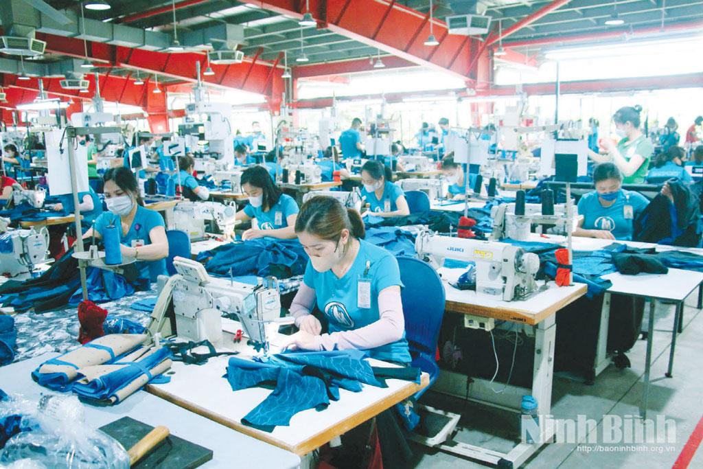 Công ty TNHH Maxport Limited, phường Nam Định lắp đặt hệ thống điều hòa trong xưởng sản xuất, bảo đảm sức khỏe cho người lao động.