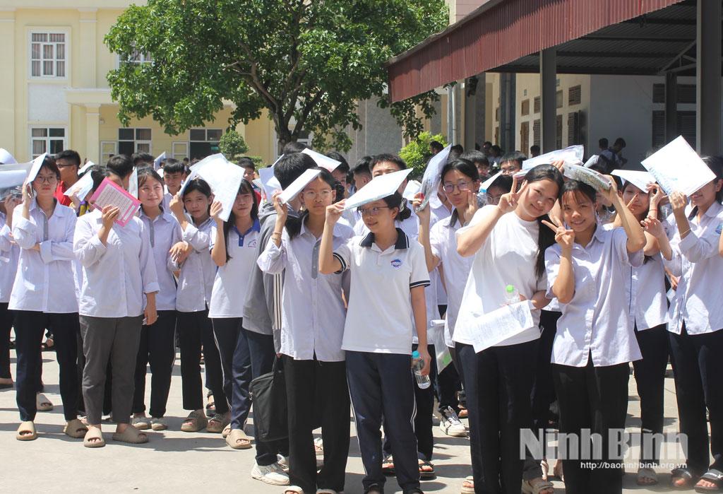 Thí sinh hoàn thành bài thi môn Ngữ văn sáng 23/5 tại Hội đồng coi thi Trường THPT Ngô Quyền. Ảnh Thành Trung