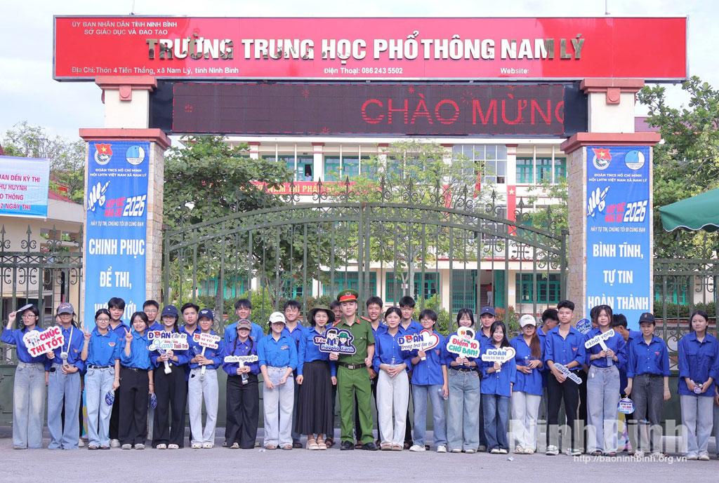 Đoàn Thanh niên xã Nam Lý tiếp sức mùa thi tại điểm Trường THPT Nam Lý.
