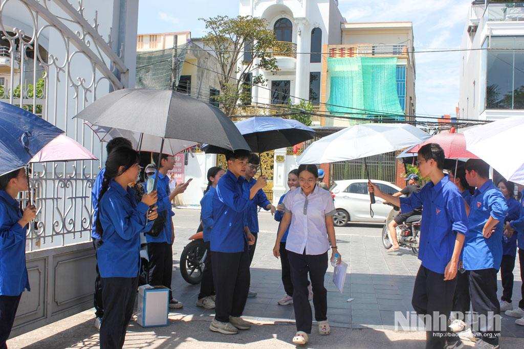 Đoàn Trường THPT A Trần Hưng Đạo chủ động hỗ trợ, hướng dẫn thí sinh thi môn Ngoại ngữ tại điểm thi Trường THPT A Trần Hưng Đạo.