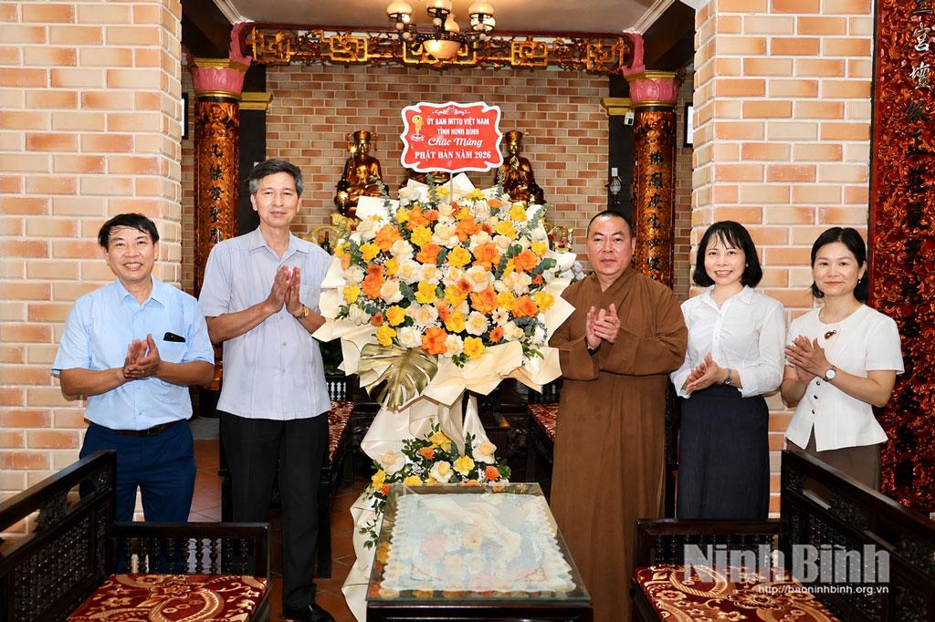 Đoàn công tác của Ủy ban MTTQ Việt Nam tỉnh tặng hoa chúc mừng Thượng tọa Thích Giác Vũ, Ủy viên Ban Trị sự Giáo hội Phật giáo Việt Nam tỉnh, Trưởng Ban Đại diện Phật giáo liên phường Nam Định nhân dịp Đại lễ Phật đản 2026.
