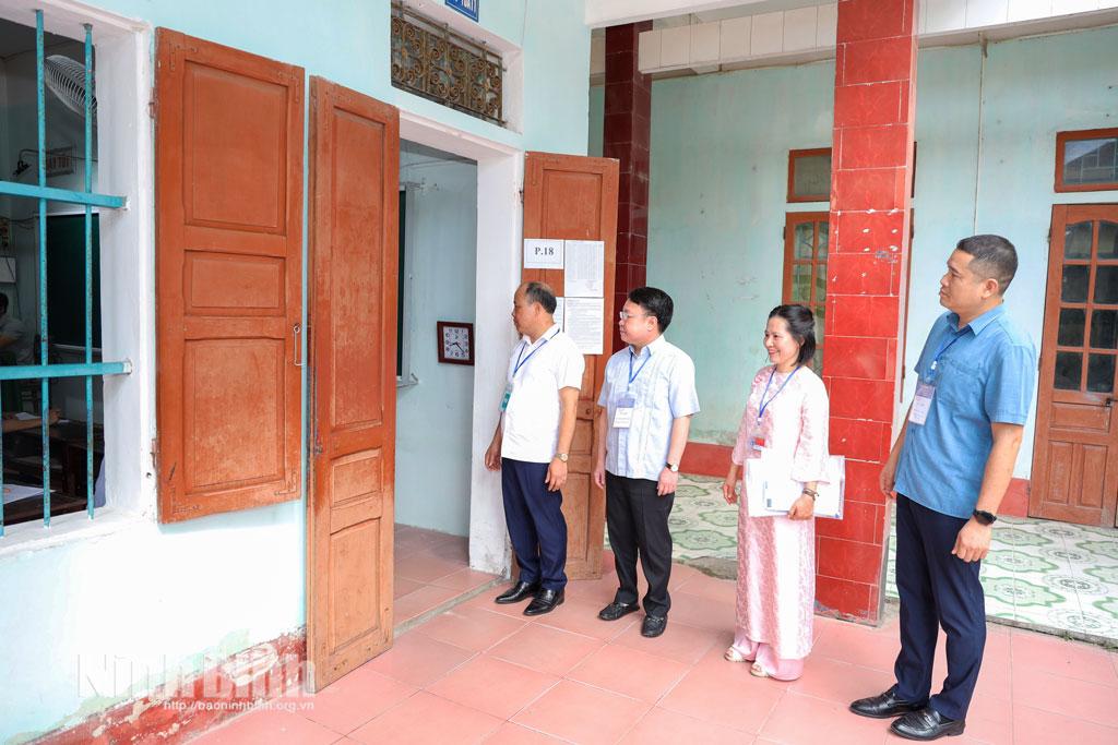 Lãnh đạo Sở Giáo dục và Đào tạo kiểm tra công tác thi tuyển vào lớp 10 tại Trường THPT Xuân Trường A, xã Xuân Hồng. Ảnh: Văn Huỳnh