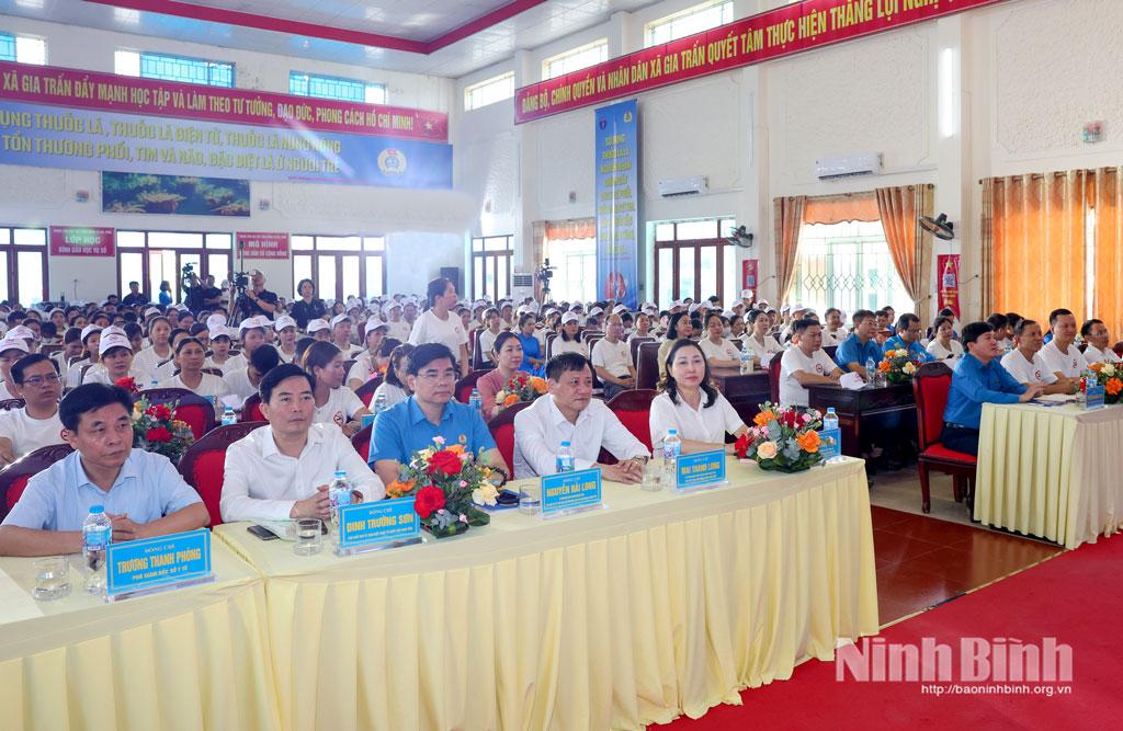 Các đại biểu dự lễ mít tinh.