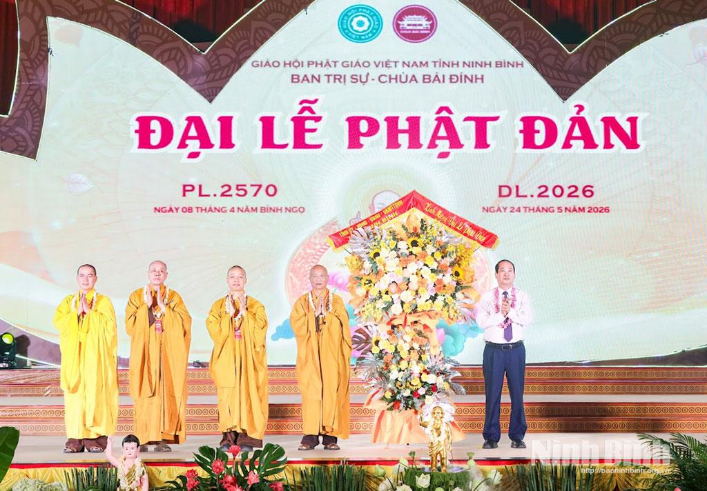 Đồng chí Mai Văn Tuất, Phó Bí thư Tỉnh ủy, Trưởng đoàn Đại biểu Quốc hội tỉnh tặng lẵng hoa tươi thắm chúc mừng Đại lễ Phật đản.