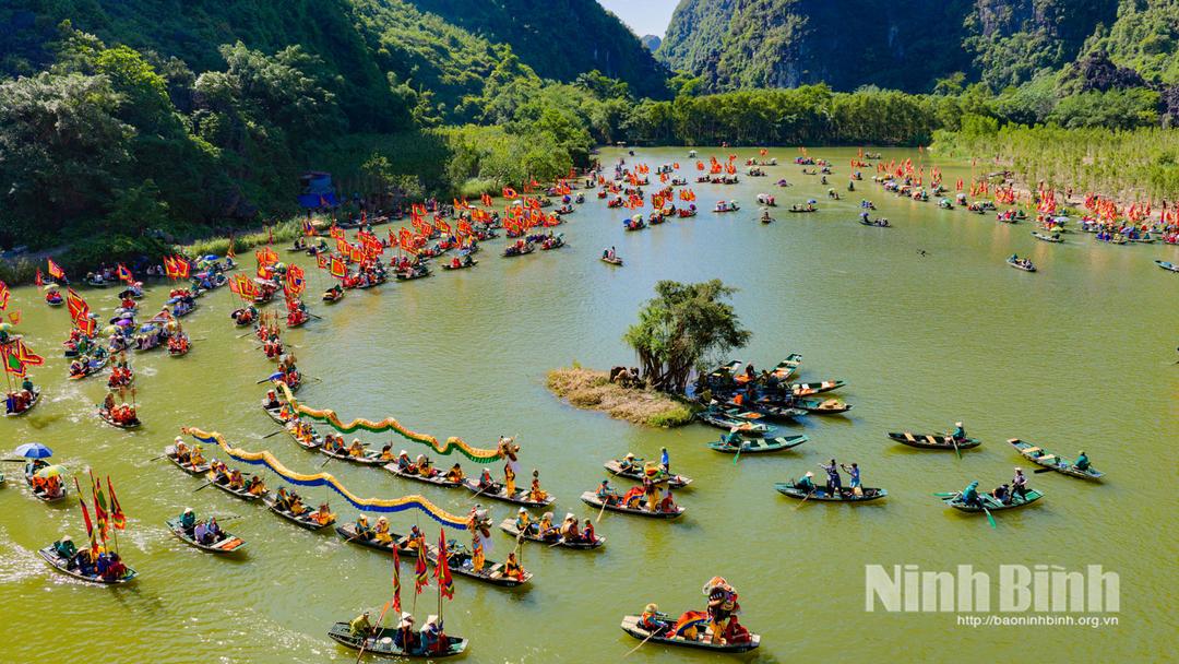 Đại lễ rước sản vật và cây thuốc của 34 tỉnh, thành phố trong cả nước tại Lễ hội.