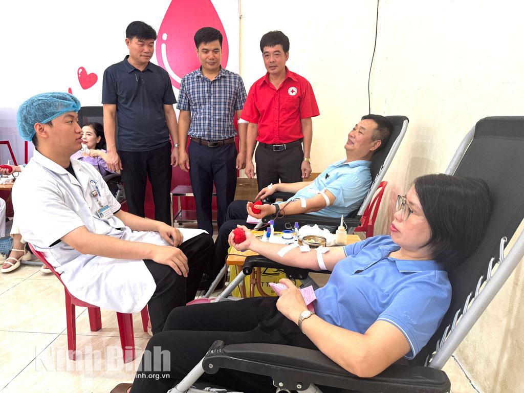 Lãnh đạo Hội Chữ thập đỏ tỉnh thăm hỏi động viên tình nguyện viên tham gia hiến máu.