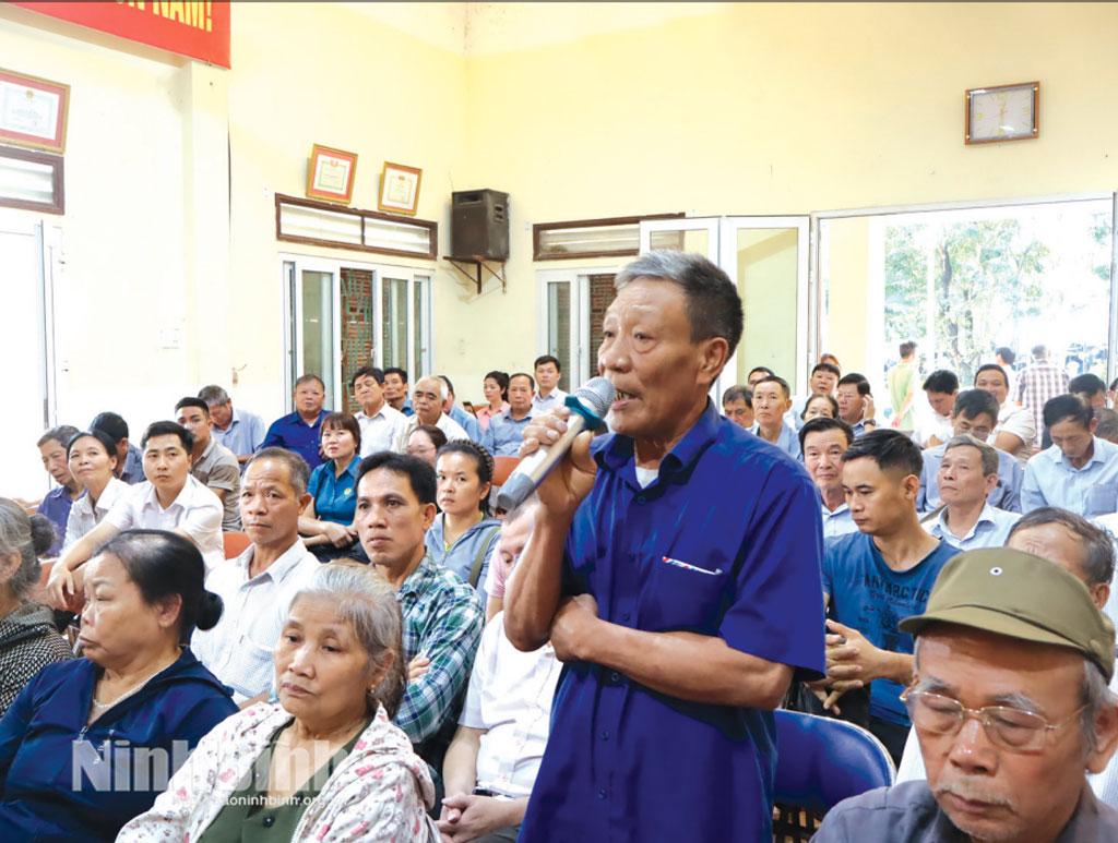 Người dân tham gia đóng góp ý kiến tại Hội nghị lấy ý kiến cộng đồng dân cư thực hiện Dự án xây dựng tuyến đường Hoa Lư - Nam Định do Ủy ban MTTQ Việt Nam tỉnh tổ chức.