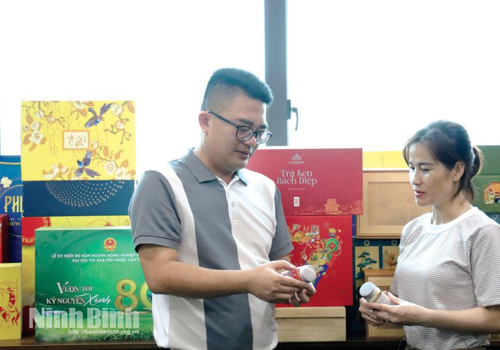 HTX Hoàng Trà, phường Liêm Tuyền sản xuất các loại trà ướp sen, đông trùng hạ thảo... mang lại hiệu quả cao cho HTX và các thành viên.