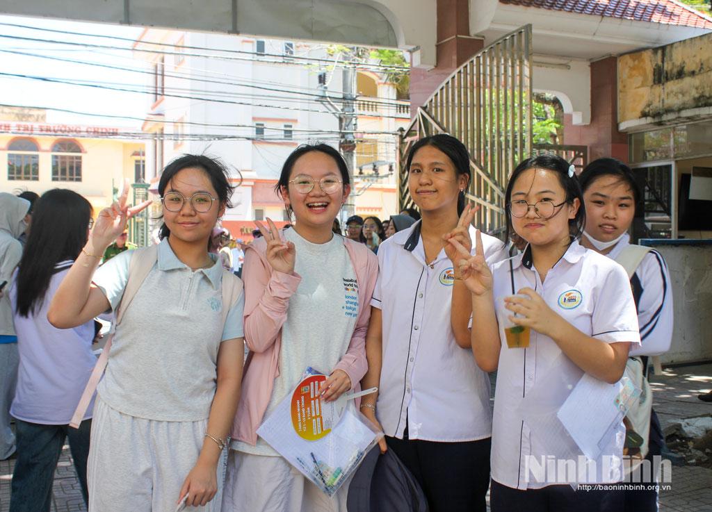 Thí sinh hoàn thành bài thi các môn chuyên tại điểm thi Trường THPT chuyên Lê Hồng Phong.