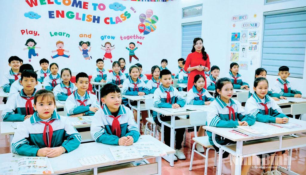 Cô và trò Trường Tiểu học Nghĩa Lợi (xã Quỹ Nhất) trong giờ học tiếng Anh.