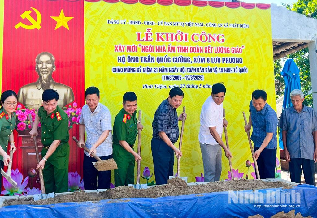 Các đại biểu thực hiện thực hiện nghi lễ động thổ xây mới “Ngôi nhà ấm tình đoàn kết lương giáo” cho gia đình ông Trần Quốc Cường.