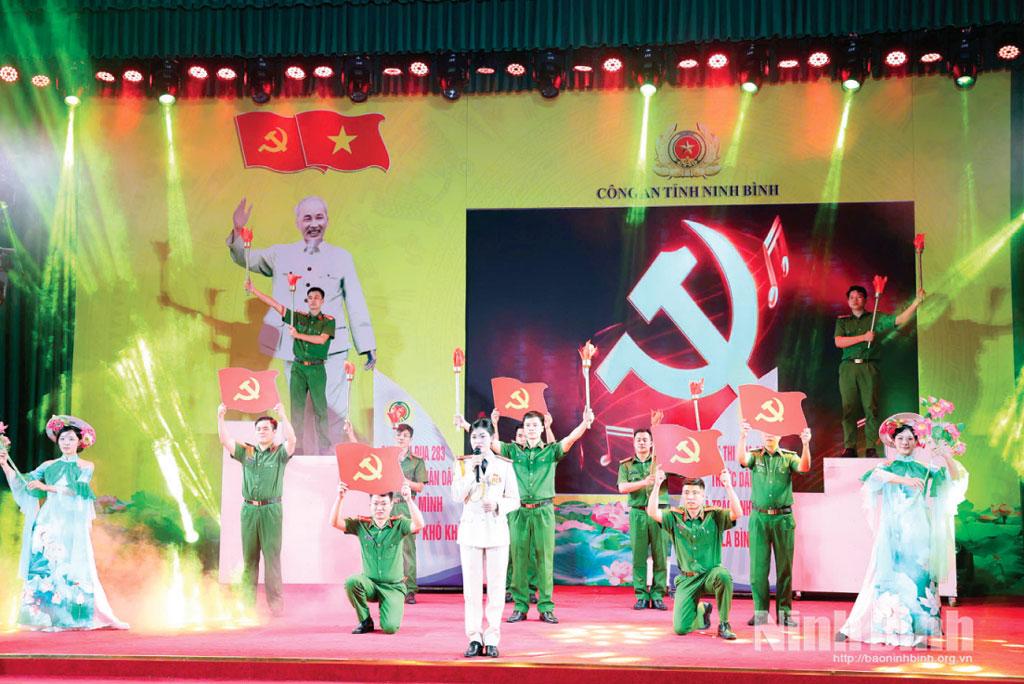 Tiết mục dự Hội thi tìm hiểu Nghị quyết Đại hội XIV của Đảng và phong trào thi đua "Ba nhất" trong lực lượng Công an tỉnh. Ảnh: Ngọc Linh