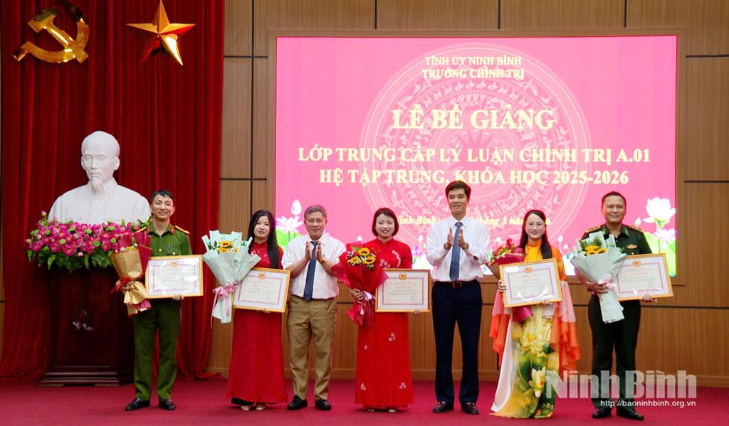 Đồng chí Phó Trưởng Ban Tổ chức Tỉnh ủy Phạm Minh Tuấn và đồng chí Hiệu trưởng Trường Chính trị tỉnh Phan Thành Công khen thưởng các học viên có thành tích xuất sắc.