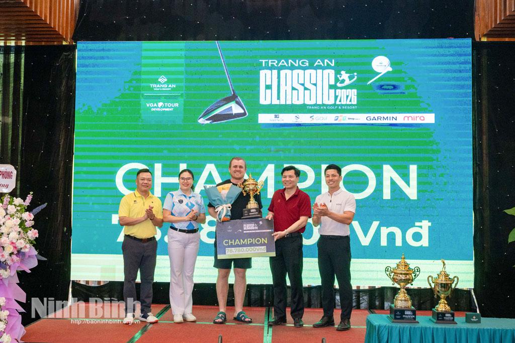 Ban Tổ chức trao giải Champion cho vận động viên người Úc JOEL TROY.