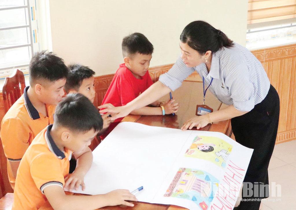 Một tiết học kỹ năng sống của trẻ em tại Trung tâm Bảo trợ xã hội Hà Nam.
