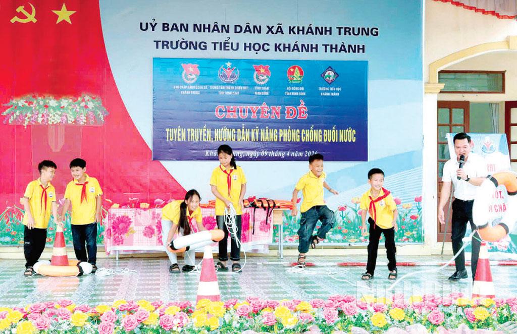 Cán bộ Trung tâm Thanh thiếu nhi tỉnh tuyên truyền, hướng dẫn kỹ năng phòng, chống đuối nước cho học sinh Trường Tiểu học Khánh Thành (xã Khánh Trung). Ảnh: Minh Quang