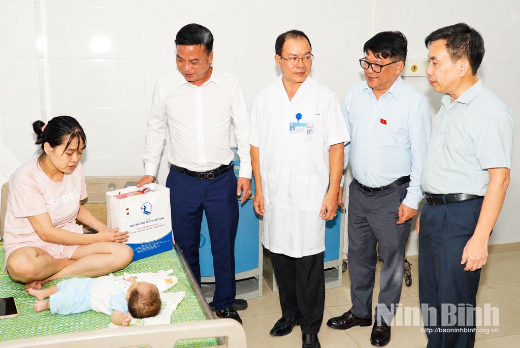 Đồng chí Phạm Trọng Cường, Trợ lý Phó Chủ tịch Quốc hội và Đoàn công tác thăm hỏi, tặng quà bệnh nhi và gia đình có hoàn cảnh đặc biệt, khó khăn đang điều trị tại Bệnh viện Nhi Nam Định.