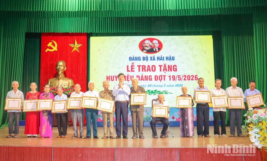 Đồng chí Nguyễn Minh Tiến, Ủy viên Ban Thường vụ Tỉnh ủy, Trưởng Ban Nội chính Tỉnh ủy trao tặng Huy hiệu Đảng cho các đảng viên.
