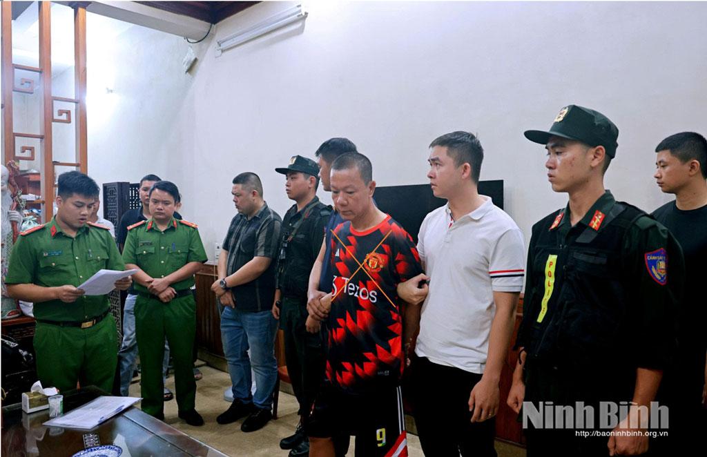 Lực lượng chức năng thi hành Lệnh bắt bị can để tạm giam và Lệnh khám xét chỗ ở đối với Nguyễn Kỳ Dũng.