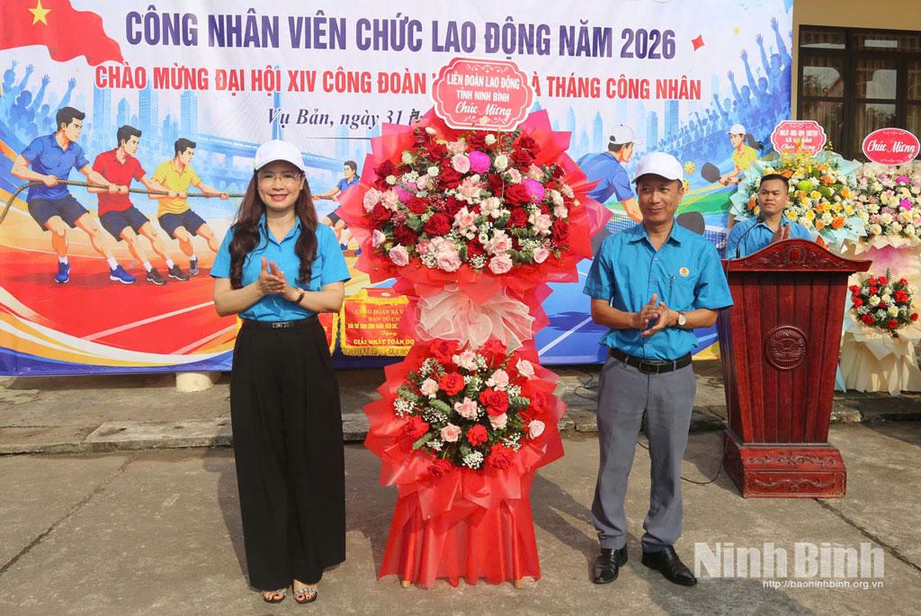 Lãnh đạo LĐLĐ tỉnh tặng hoa chúc mừng Ban Tổ chức Giải.