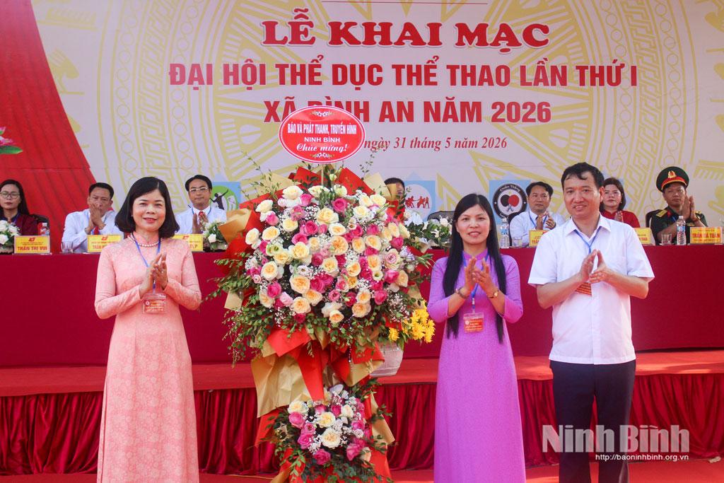 Đồng chí Phạm Thị Thu Hằng, Ủy viên Ban Thường vụ Tỉnh ủy, Giám đốc Báo và phát thanh, truyền hình Ninh Bình tặng hoa chúc mừng Đại hội. Ảnh: Chu Bình