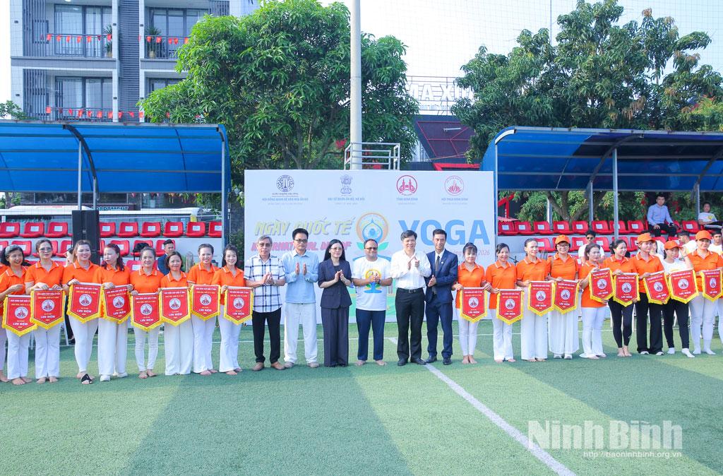 Ban Tổ chức trao cờ lưu niệm cho các đơn vị tham gia chương trình.