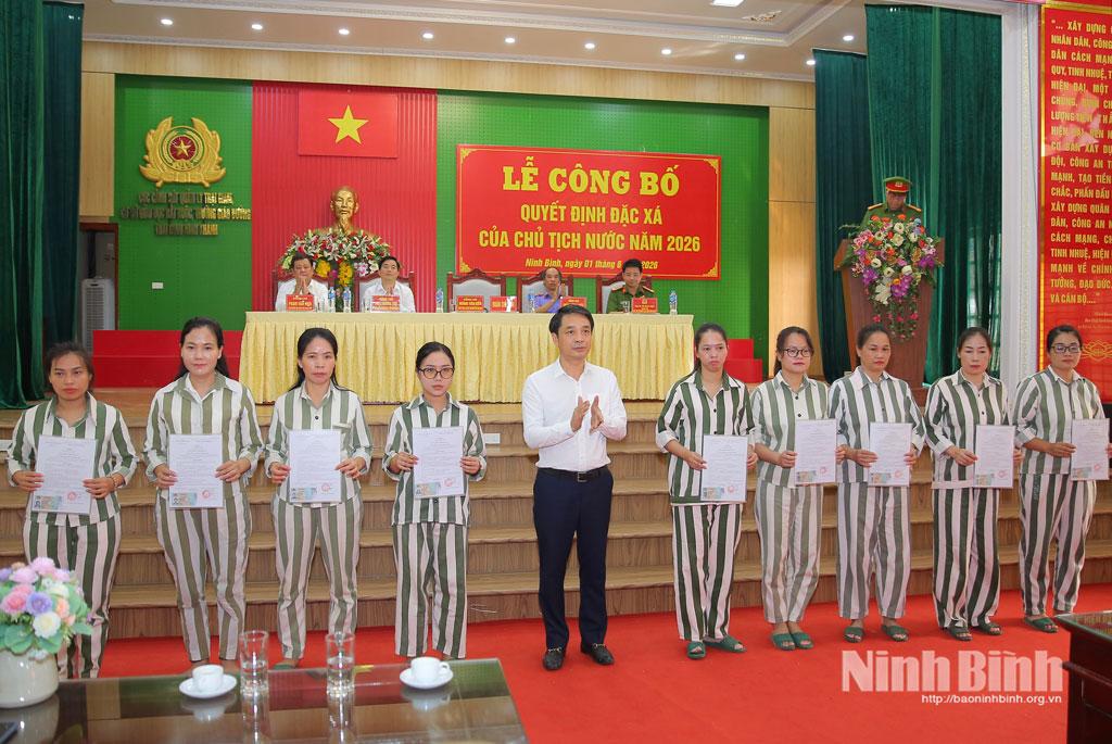 Đồng chí Hoàng Văn Kiên, Tỉnh uỷ viên, Phó Chủ tịch HĐND tỉnh trao Giấy chứng nhận đặc xá cho các phạm nhân. Ảnh: Vũ Tuấn