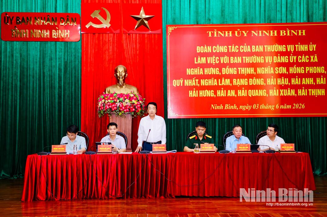 Các đồng chí chủ trì hội nghị.