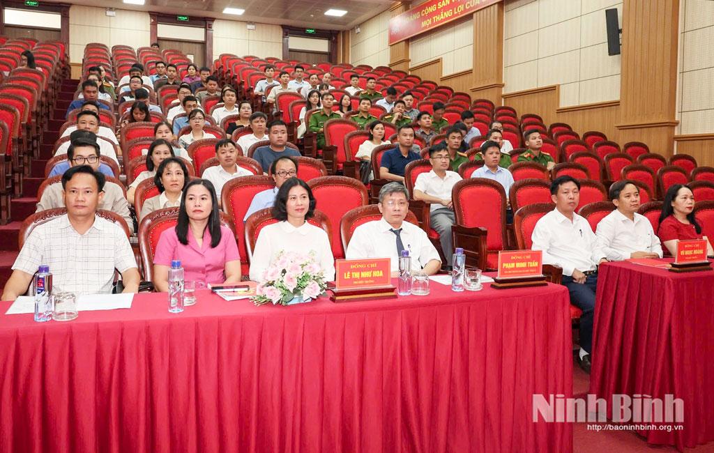 Các đại biểu dự lễ khai giảng.