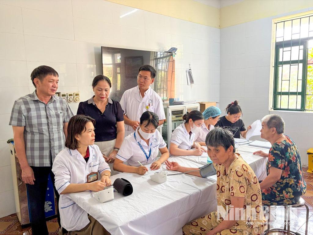 Lãnh đạo Bệnh viện đa khoa tỉnh thăm hỏi các đối tượng được khám sàng lọc tại Trung tâm Bảo trợ Ninh Bình.