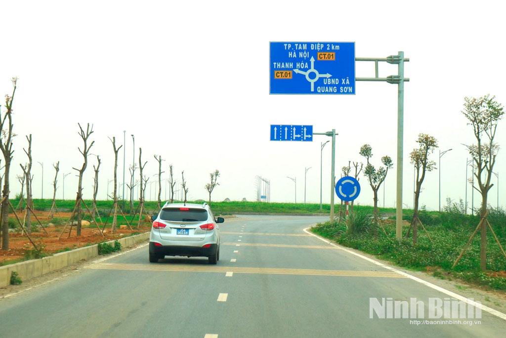 Đại lộ Hoa Lư là tuyến đường huyết mạch để liên kết với các tỉnh miền núi phía Bắc.