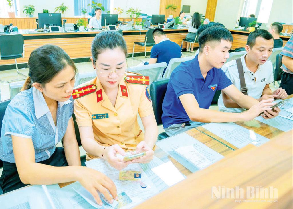 Cán bộ chuyên môn Trung tâm Phục vụ hành chính công tỉnh hướng dẫn người dân cấp đổi giấy phép lái xe ô tô. Ảnh: Ngọc Linh