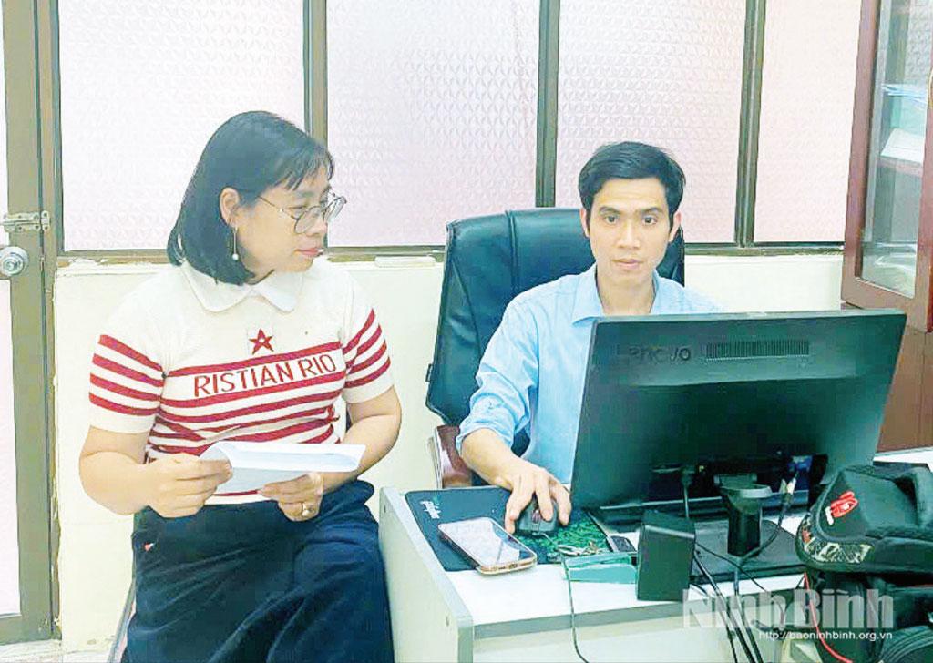 Cán bộ Trung tâm Dịch vụ công phường Phù Vân biên tập tin, bài đăng tải trên Trang thông tin điện tử của phường.