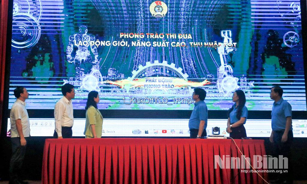 Đồng chí Đinh Thị Lụa, Phó Bí thư Tỉnh ủy, Chủ tịch Ủy ban MTTQ Việt Nam tỉnh và các đại biểu đã thực hiện nghị thức phát động thi đua cùng với điểm cầu Trung ương và các điểm cầu trên toàn quốc.