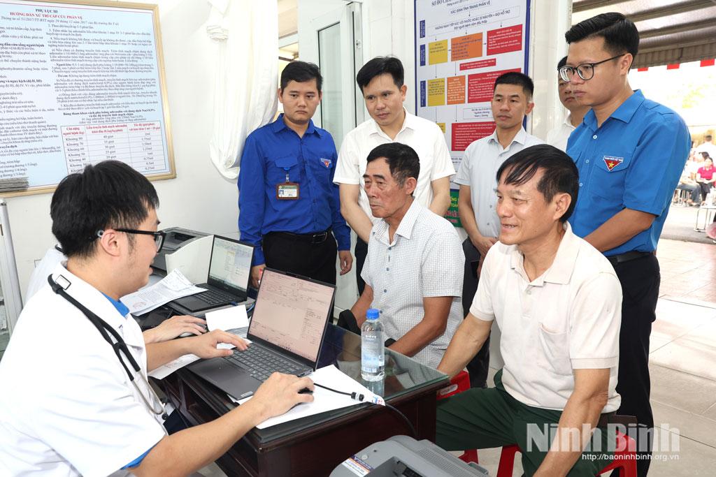 Lãnh đạo Hội Doanh nhân trẻ tỉnh cùng các bác sỹ thăm hỏi, khám sức khỏe cho người dân.