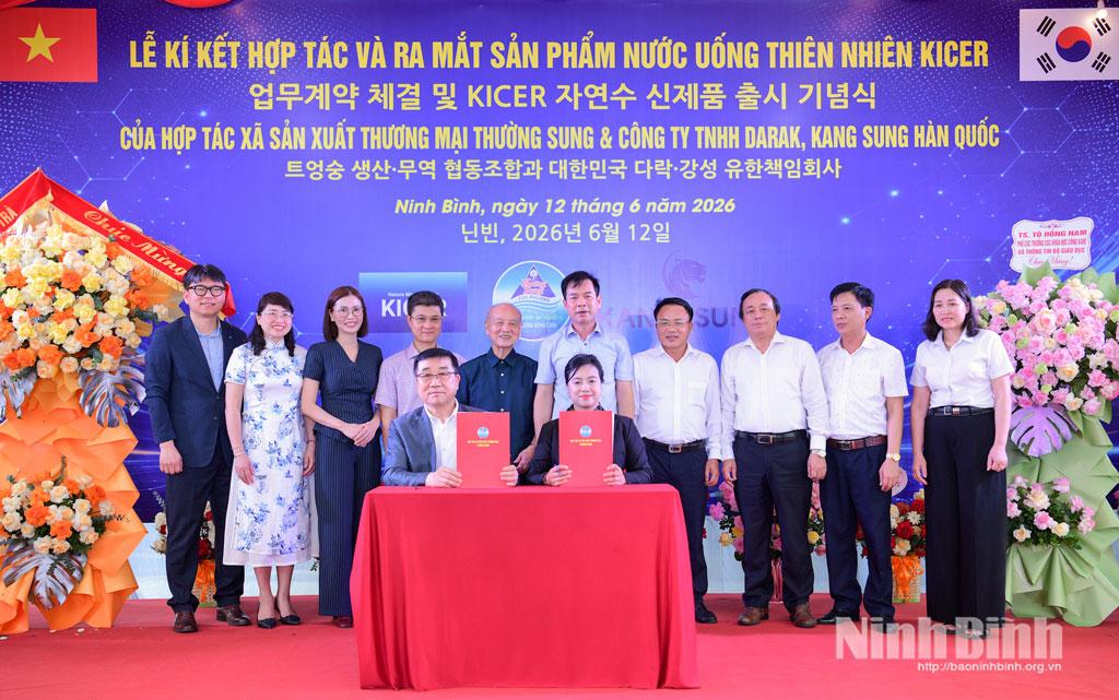 Các đại biểu chứng kiến Lễ ký kết hợp tác, ra mắt sản phẩm nước uống thiên nhiên KICER.